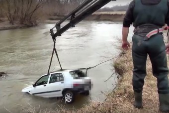 Folyóba esett egy kocsi Vas megyében - videó