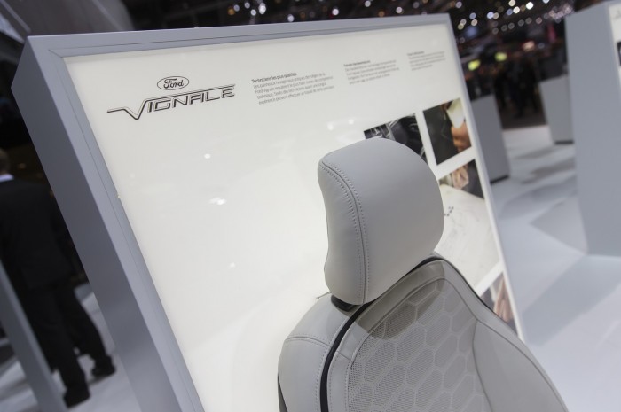 Nagy gonddal, speciális öltéssel varrt Windsor bőr borítja a Vignale kivitelek üléseit. Való igaz, némelyik prémiumautóban nem találni ilyet!