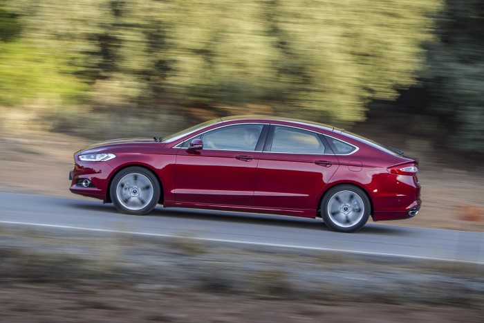 A jelenlegivel szemben  előre láthatóan teljesen új padlólemezre kerül a Ford Mondeo következő, várhatóan 2020-ban érkező, kisebb tömegű, és többféle hibrid hajtáslánc befogadására képes  új generációja