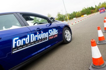 Ingyenes képzést kapnak a fiatal autóvezetők