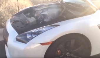 A srácok szó szerint kinyomták a Nissan GT-R szemét