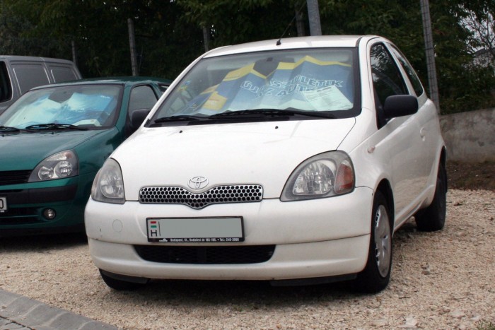 Tologatható hátsó üléspad teszi rugalmasan használhatóvá a csupán 3,6 méteres kisautót. Nagy dolog volt bevezetésekor a változó szelepvezérléses benzines motor egy ekkora kocsiban