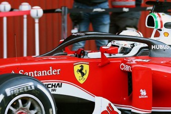 F1: Beszóltak Hamiltonnak a fejvédő miatt