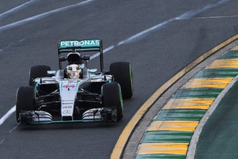 F1: Hamilton szerint ostobaság felgyorsítani az autókat