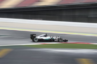 F1: Hamilton az élen, bajban az új csapat