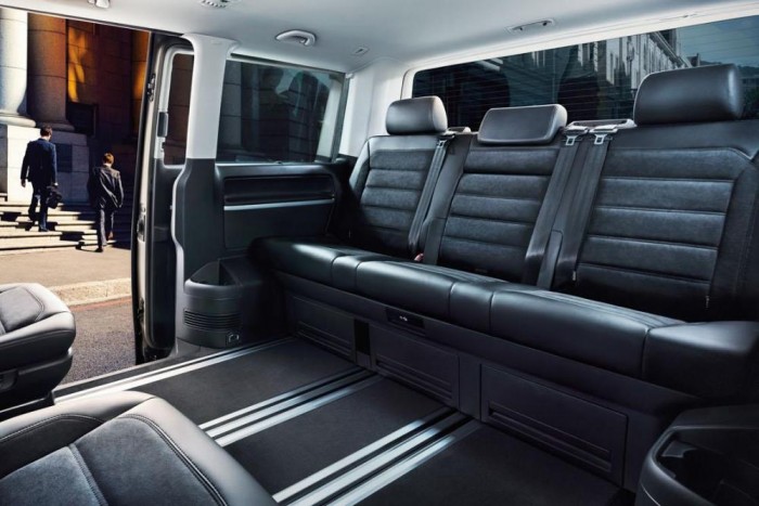 A hátsó üléssorban a szélső ülések ISOFIX-rögzítőpontokkal vannak ellátva