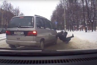 Videón, ahogy a hős rendőr megmenti egy gyerek életét