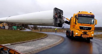 Nézd hogy jut túl a körforgalmon ez a 73 méteres szállítmány, óriási!