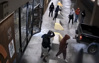 Filmbe illő módon raboltak ki egy fegyverboltot Texasban