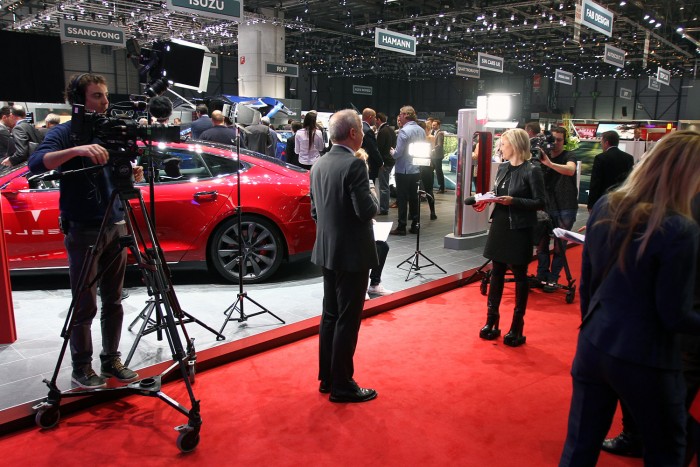 Vannak, akik egy fél stúdiót hoztak magukkal, lámpákkal, több kamerával