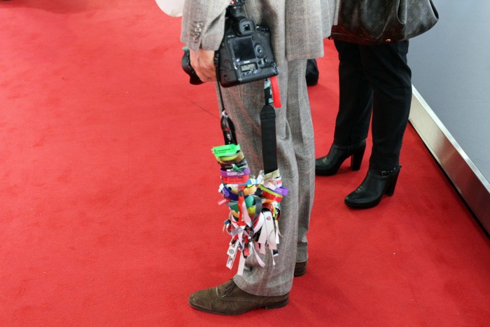 Skalpgyűjtő bácsi, mázsányi belépővel, karszalaggal a nyakpánton. Bizton női bugyi gyűjteménye is van otthon