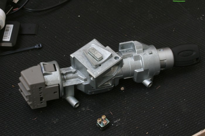 Középen az a kis stift a kormányzár a 2005-ös Focusban. Nem gond eltörni