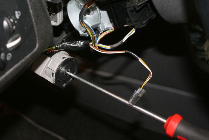 Az indításgátlót kijátszva, kis barkácsolás után egy csavarhúzóval is eindítható az autó