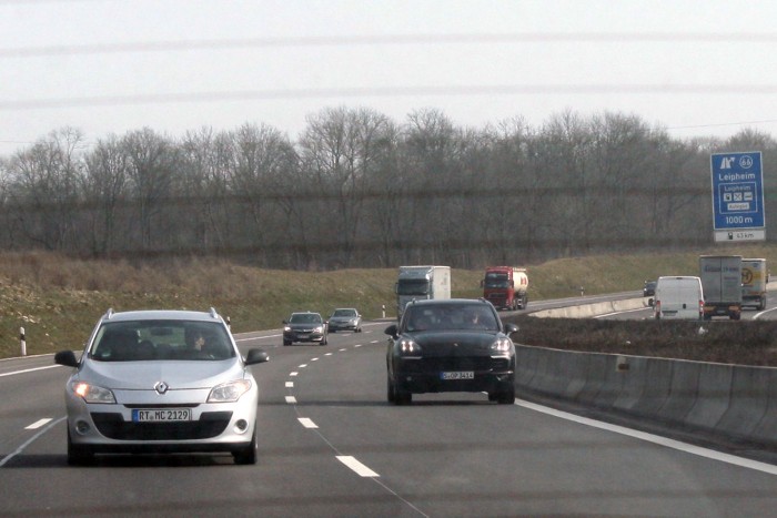 Ha jön is néha gyorsan egy-egy Porsche, az is Cayenne vagy Panamera, nem 911-es vagy Boxster