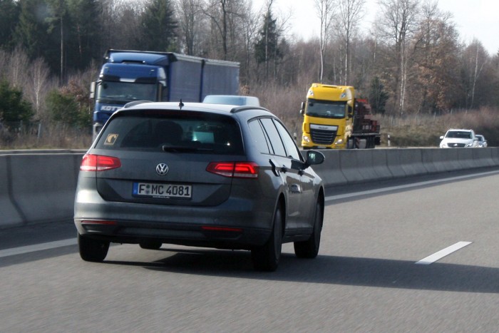 Passat kombi, nyitott tanksapka-fedéllel: az Autobahn királya!