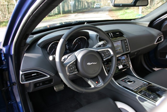 Ez a legjobb hely az XE-ben. Ez az autó első-, másod- és harmadsorban is a vezetésről szól