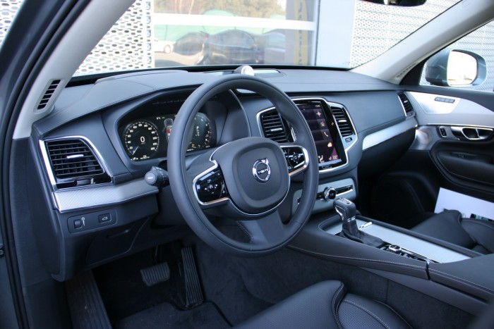 Műszerek helyett LCD kijelző, gombok helyett érintőképernyő