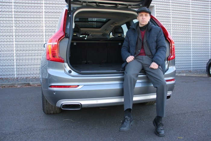 Leeresztettem hátul a légrugózást, így már leér (valamennyire) a lábam