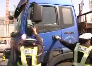 Vicces harc a csaló kamionos és a kínai rendőrök között