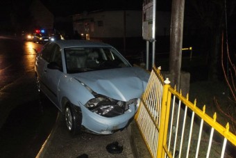 Belerongyolt a kerítésbe, aztán nekiesett a rendőrnek