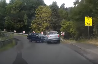 A Volkswagen sofőrje elfelejtette, mi az a kanyar