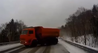 Ha egy Kamaz így pörög felénk, már csak az ima segít