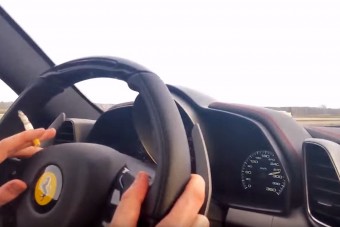 Az M7-esen porig égő Lambónál is gyorsabban tépett a Ferrari