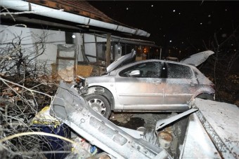 Átrepült az árkon, háznak csapódott egy autó Csongrádban, az utas meghalt