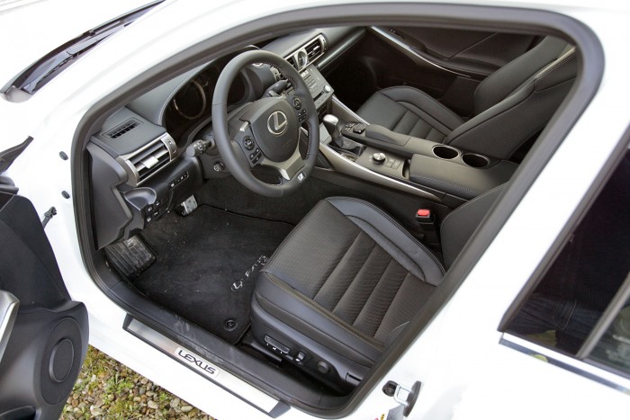 Remek üléspozíció, kényelmes, fűthető, szellőztethető ülésekkel