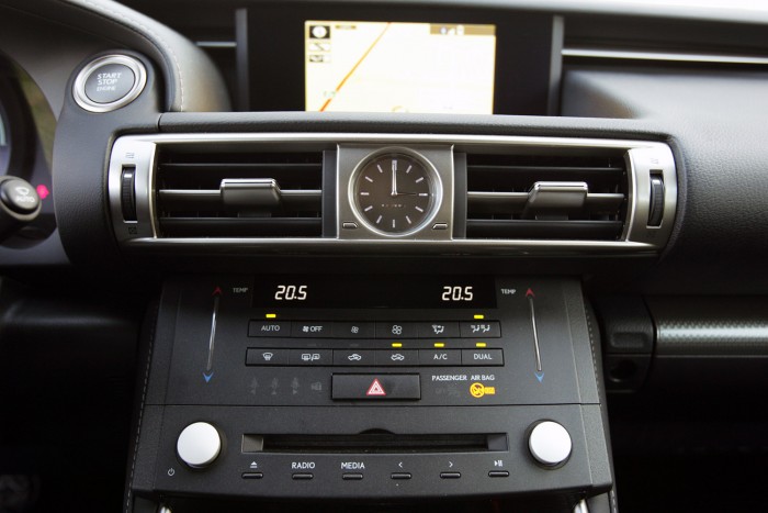 A fehét gombokat nem jó fogdosni, éles a peremük