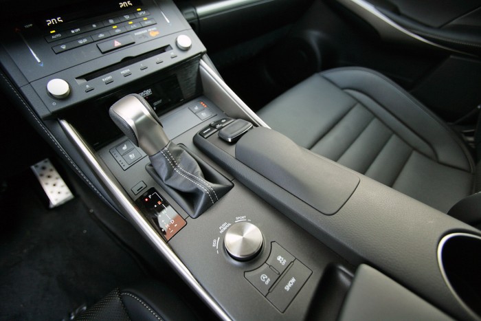 Mindenféle méretű, formájú kapcsolók tömege a Lexusban