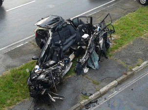 Megrázó fotók: szétszakadt BMW, csoda hogy az utas túlélte
