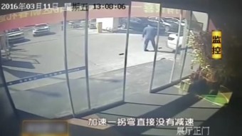 Szétrombolta a szalont az elégedetlen vevő