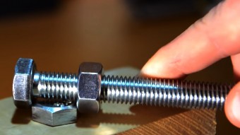 Zseniális csavarlazító módszer szerszám nélkül