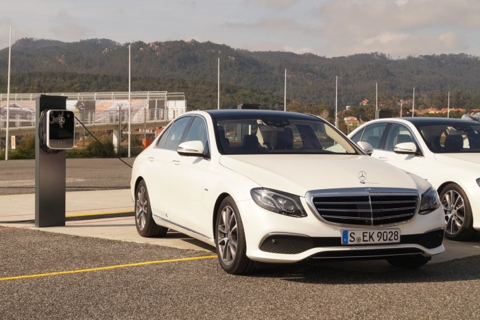 Töltőn lóg a hibrid E350