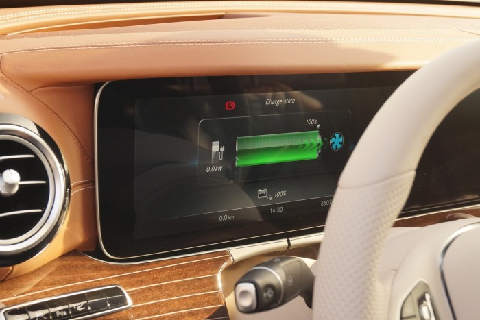 Töltőn lóg a hibrid, ilyenkor a kijelző olyan, mint egy telefoné