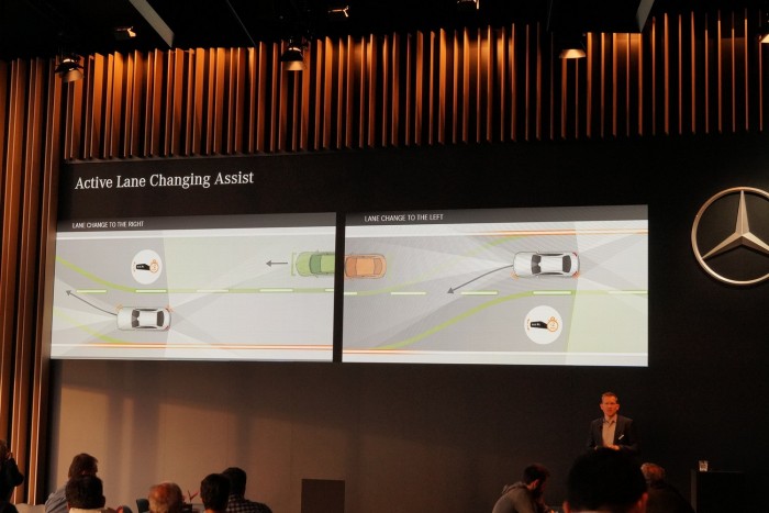 Automatikusan vált sávot a kocsi az indexkar nyomására. Kipróbáltuk, működik