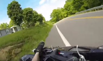 Ennél a bukásnál nincs húsba maróbb érv a motoros védőruhák mellett