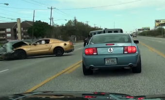 Mustang és Hummer hozta össze a nap balesetét