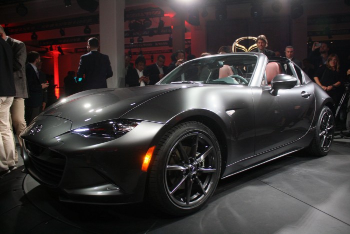 Vezető és csomag nélkül 1015 kilóról indul az MX-5 súlya, tehát 1055 kg körül lehet majd az RF. Lenyűgözően szép az autó. Kicsi, formás, tökéletes arányú sportkocsi