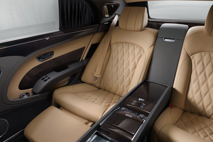 Hát igen... Körülbelül így néz ki egy igazán prémium, sőt valójában luxus utastér. nemes anyagok, műgonddal elvégzett kivitelezés, rengeteg, a kényelmet szolgáló extra