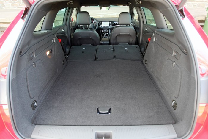 Hatalmas, sík padló alakítható ki a háttámlák ledöntésével