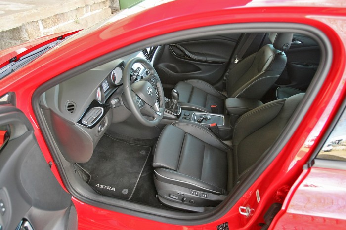 Kényelmes, szuper ülésekkel is rendelhető a kombi Astra