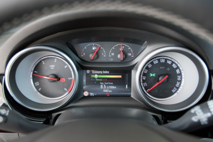 Klasszikus műszerfal, középen színes TFT kijelzővel