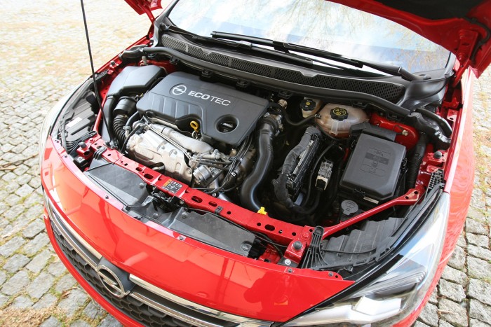 160 lóerős, 1,6-os dízelmotor, két turbóval