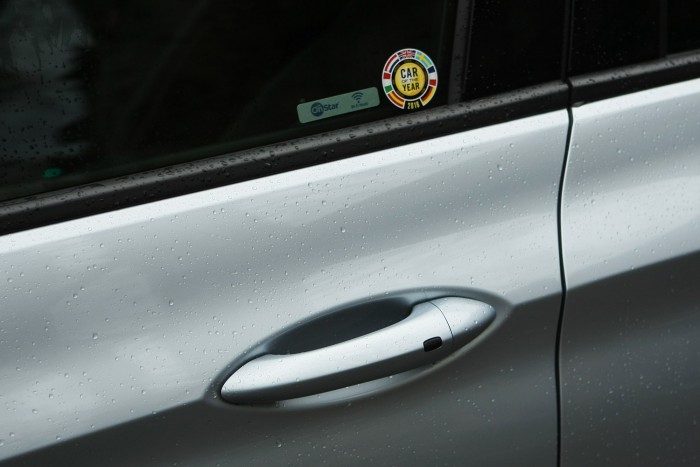 Kulcsnélküli ajtónyítás, és indítás