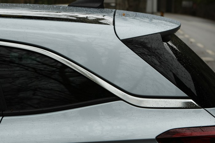 Széles króm csík fut végig a C-oszlopon