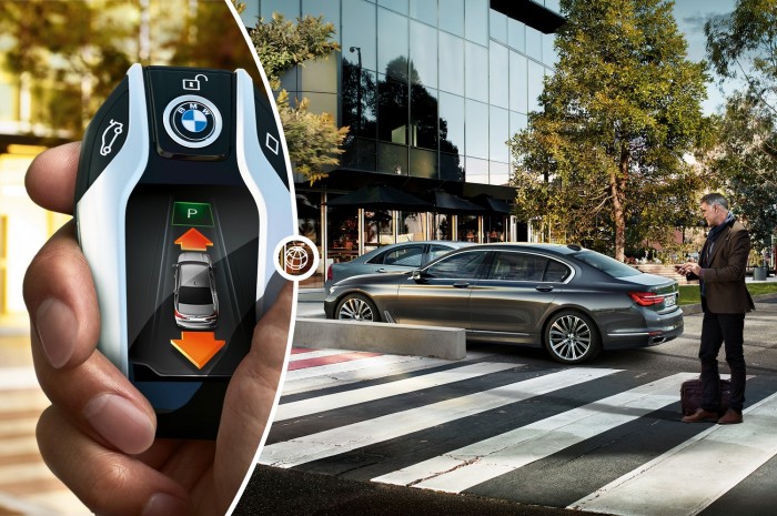 Sok extratartozék a prémiumautókban kezdi meg pályafutását. Először a BMW 7-es kínált vezető nélküli garázsból ki-, illetve garázsba beálló rendszert. Másodikként már a Mercedes E-osztályhoz is megvásárolható ez az extra