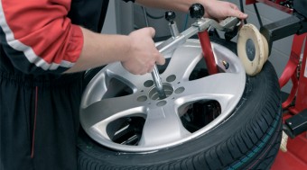 Meglepő, mi kéne a nőknek gumicsere közben