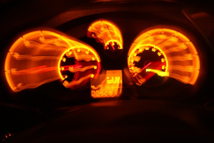 Aki túltolta a mulatságot, ne a kormány mögött alva józanodjék ki, főleg ne járó motorral!